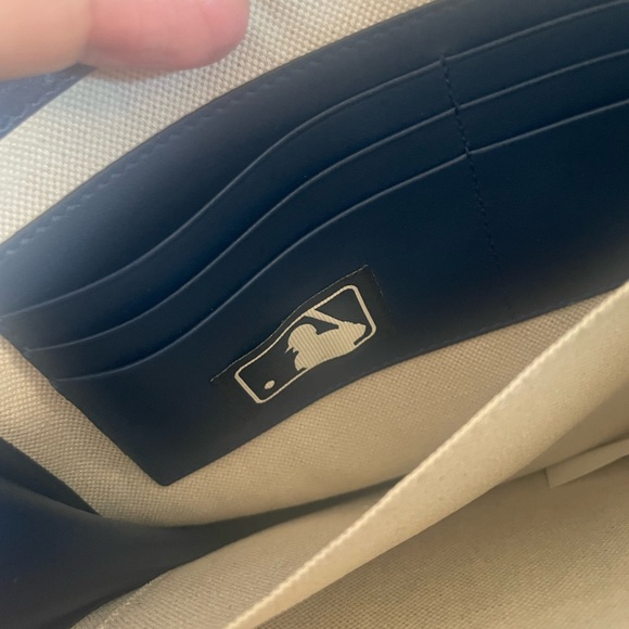 Gucci Men's Leather Blue Pouch With NY Yankees Logo - Picture 9 of 13